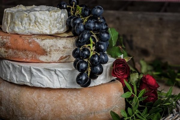 Comment créer une expérience culinaire immersive autour des fromages locaux dans un restaurant de montagne ?